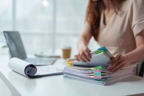 Empreendedora organizando NFs após CNPJ alfanumérico